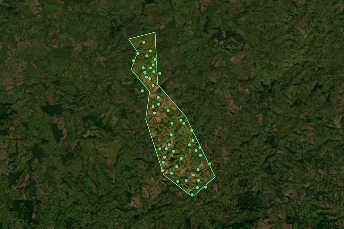 Imagem de satélite de Japira (PR), com o contorno do município e a posição dos imóveis desta página.