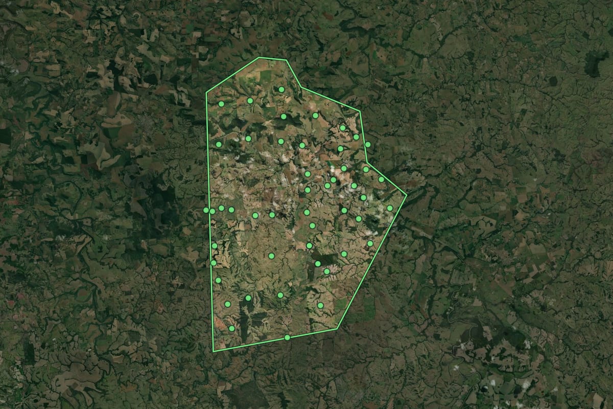Imagem de satélite de Jundiaí do Sul (PR), com o contorno do município e a posição dos imóveis desta página.