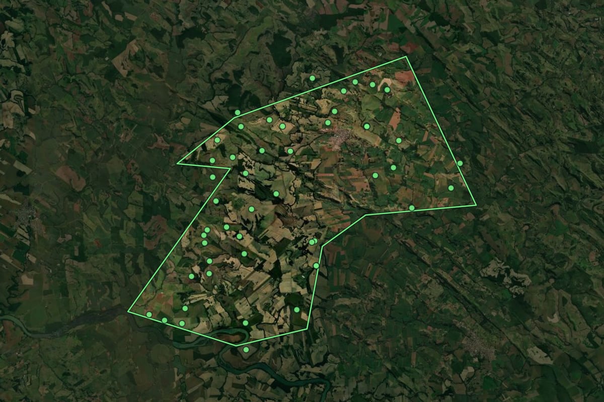 Imagem de satélite de Kaloré (PR), com o contorno do município e a posição dos imóveis desta página.