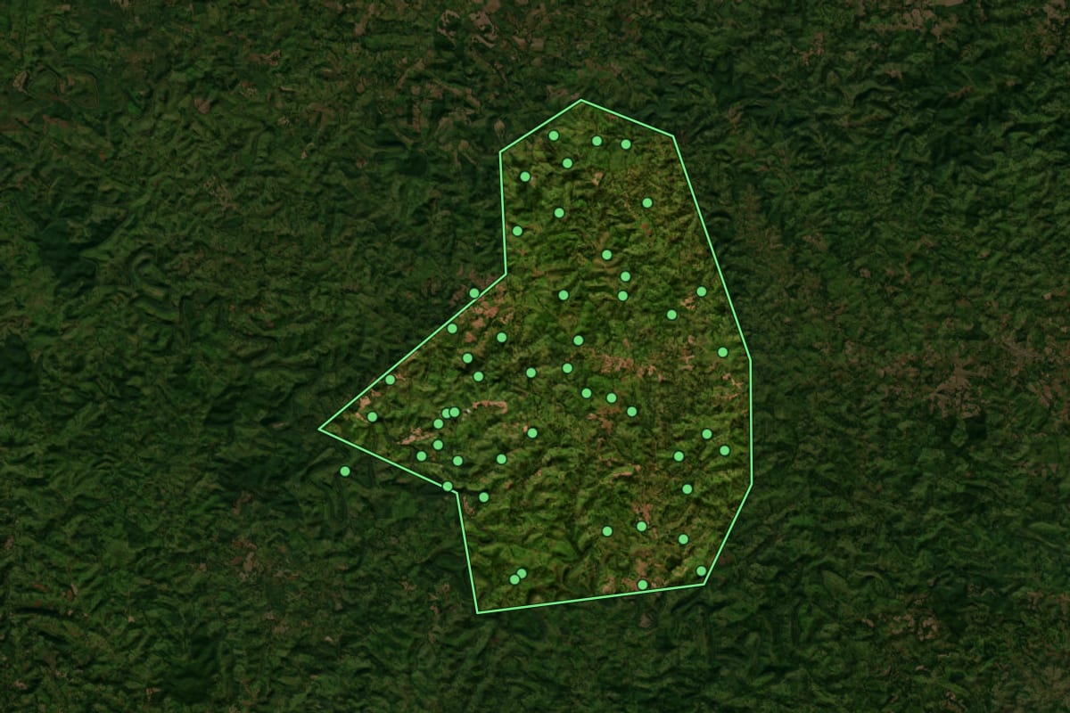 Imagem de satélite de Laranjal (PR), com o contorno do município e a posição dos imóveis desta página.