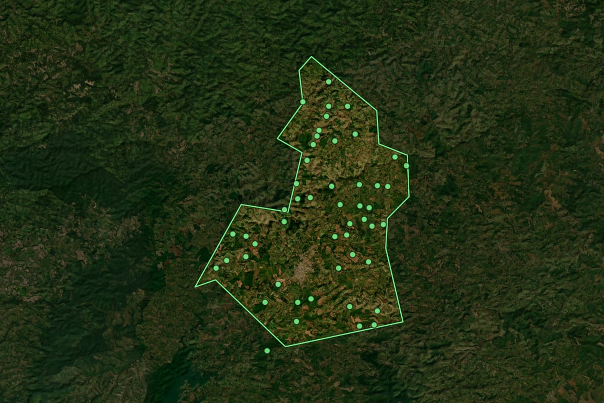 Imagem de satélite de Laranjeiras do Sul (PR), com o contorno do município e a posição dos imóveis desta página.