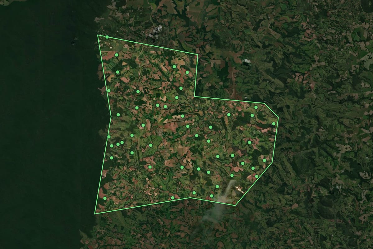 Imagem de satélite de Lindoeste (PR), com o contorno do município e a posição dos imóveis desta página.