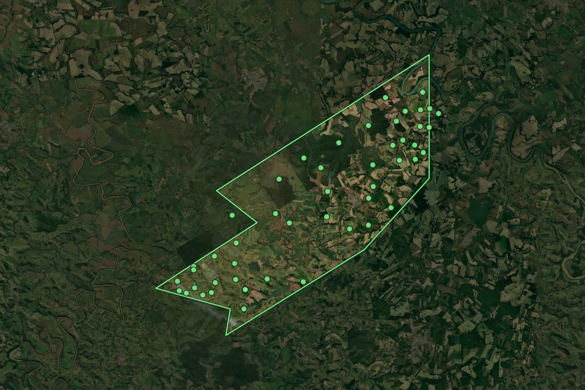 Imagem de satélite de Lunardelli (PR), com o contorno do município e a posição dos imóveis desta página.