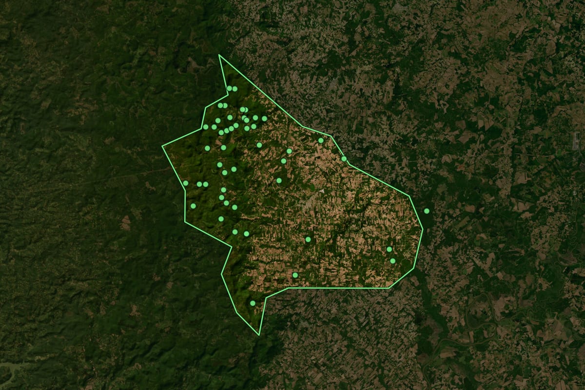 Imagem de satélite de Mallet (PR), com o contorno do município e a posição dos imóveis desta página.