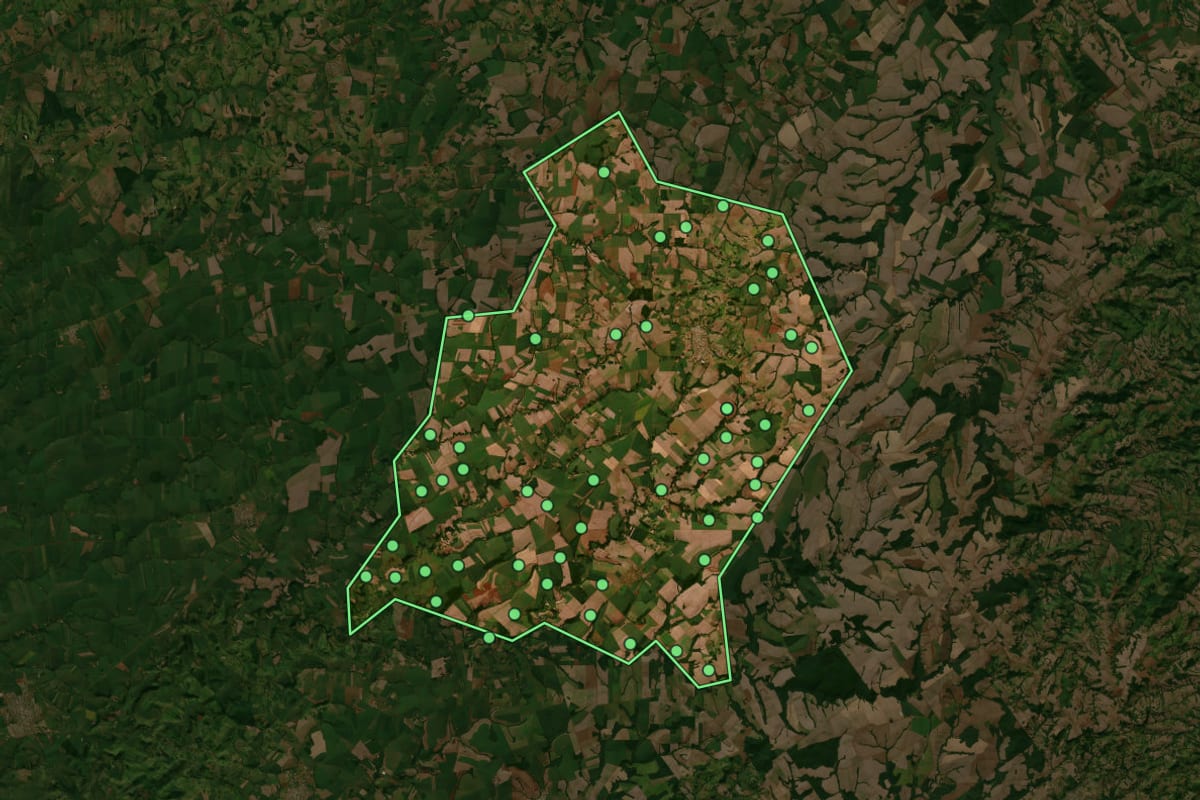 Imagem de satélite de Mamborê (PR), com o contorno do município e a posição dos imóveis desta página.