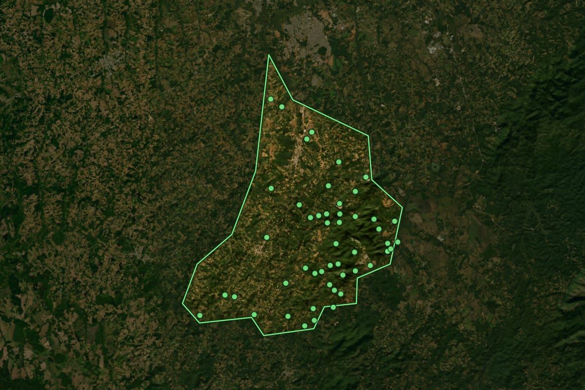 Imagem de satélite de Mandirituba (PR), com o contorno do município e a posição dos imóveis desta página.