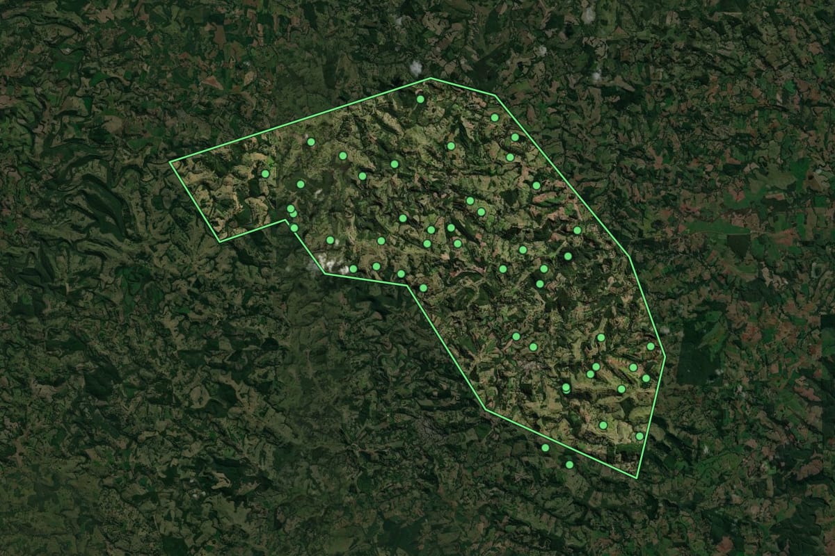 Imagem de satélite de Manfrinópolis (PR), com o contorno do município e a posição dos imóveis desta página.
