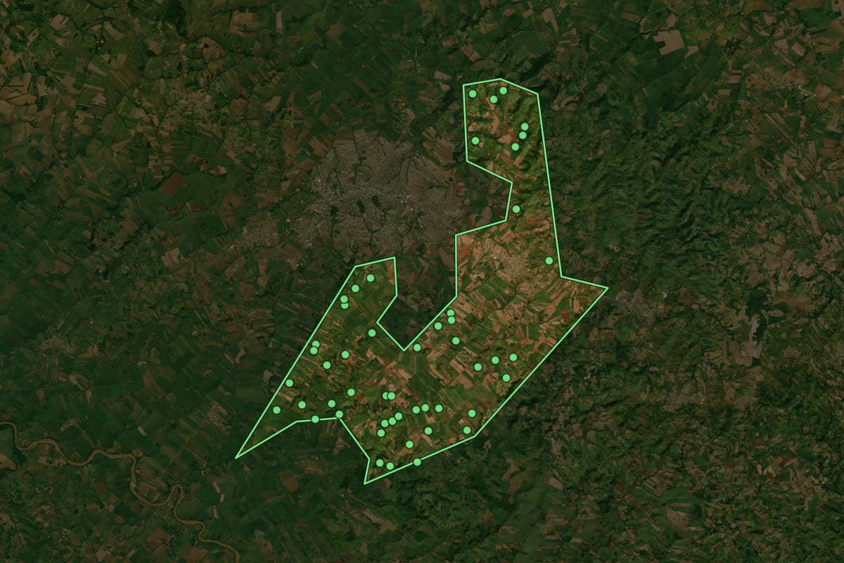 Imagem de satélite de Marialva (PR), com o contorno do município e a posição dos imóveis desta página.