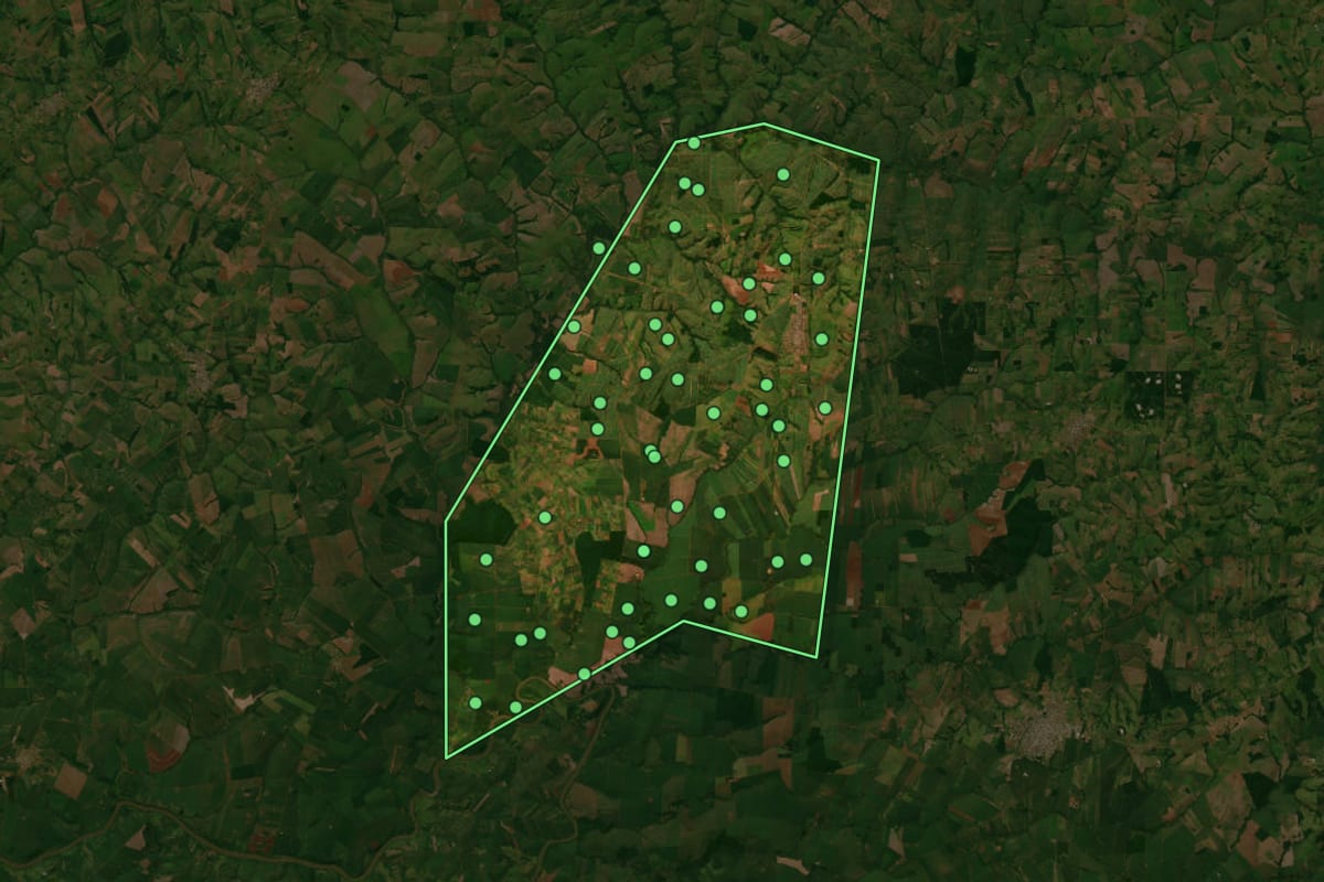 Imagem de satélite de Mariluz (PR), com o contorno do município e a posição dos imóveis desta página.