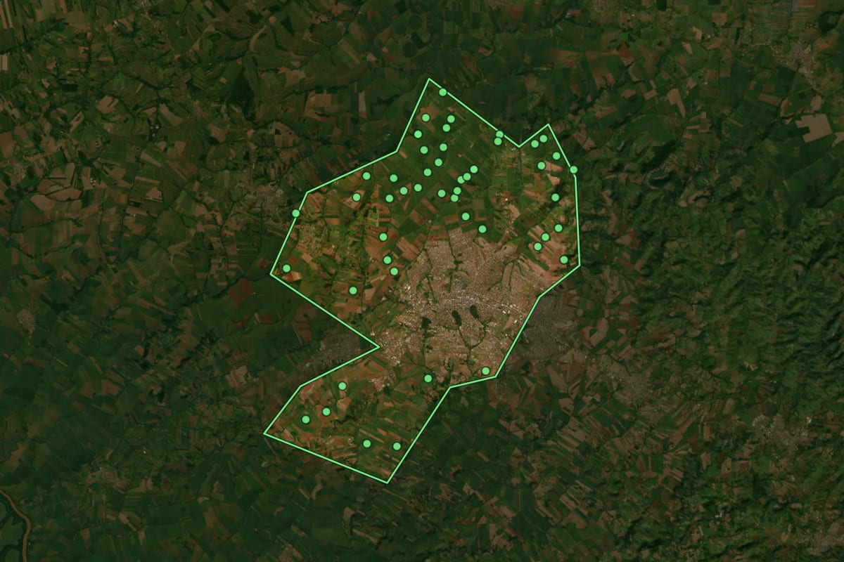 Imagem de satélite de Maringá (PR), com o contorno do município e a posição dos imóveis desta página.