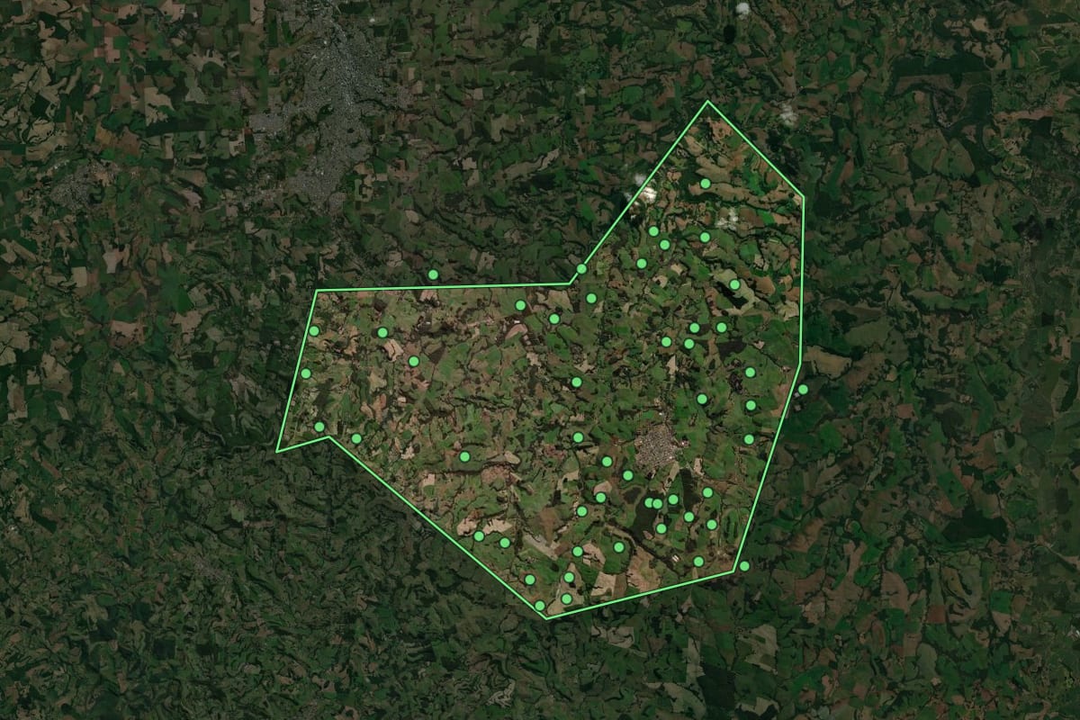 Imagem de satélite de Mariópolis (PR), com o contorno do município e a posição dos imóveis desta página.