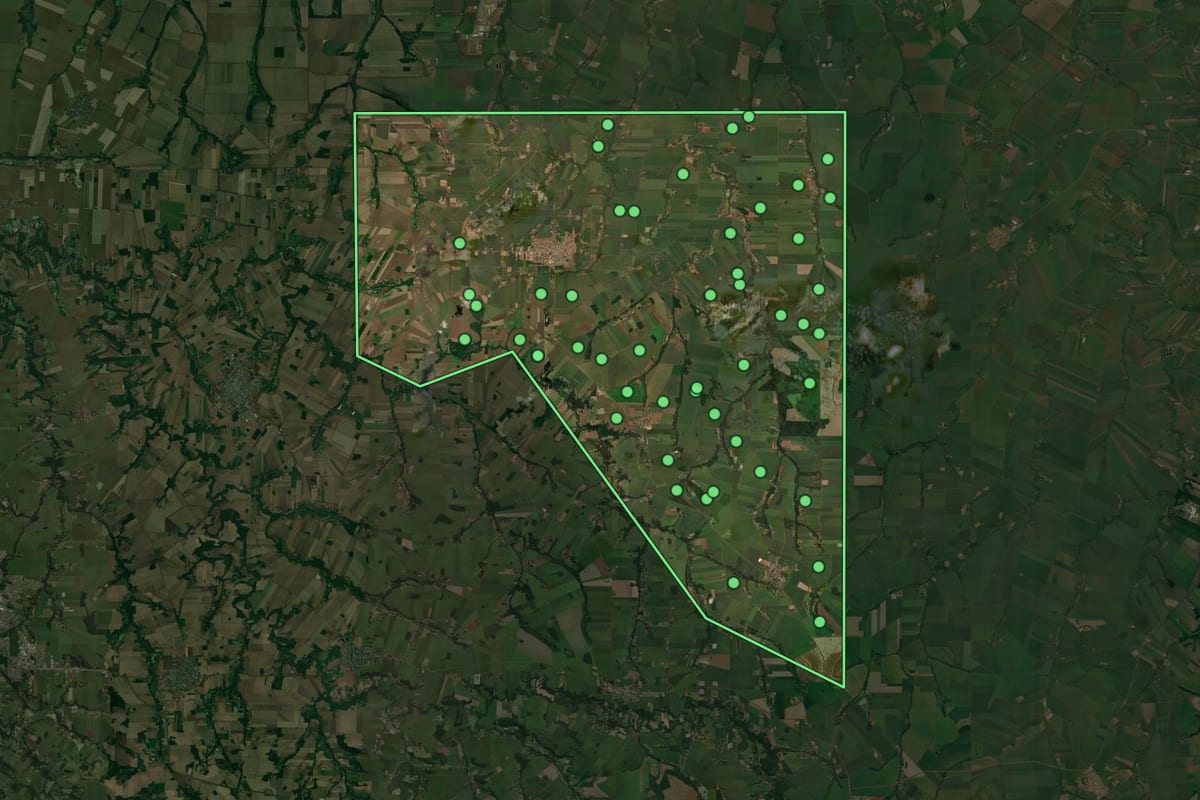 Imagem de satélite de Maripá (PR), com o contorno do município e a posição dos imóveis desta página.
