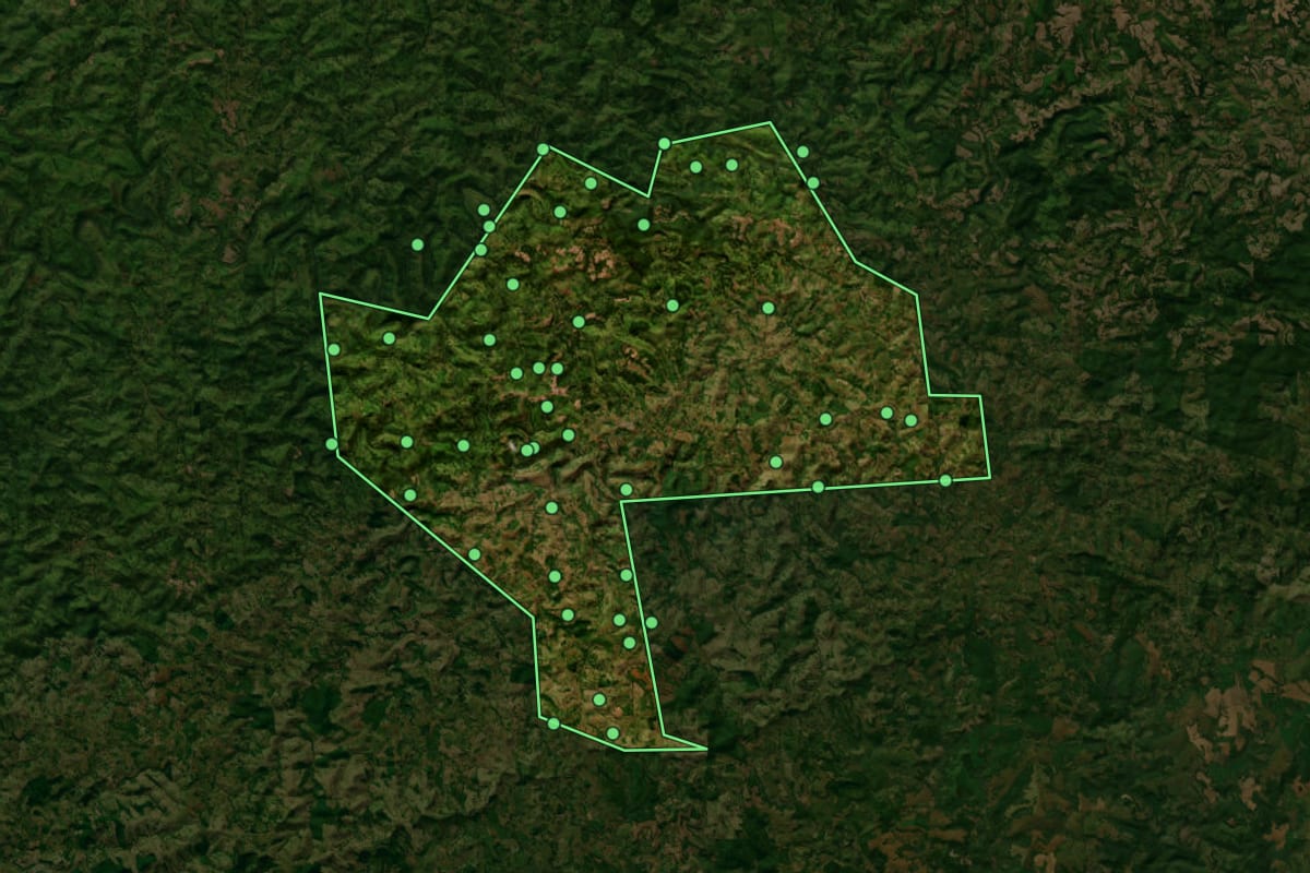 Imagem de satélite de Marquinho (PR), com o contorno do município e a posição dos imóveis desta página.