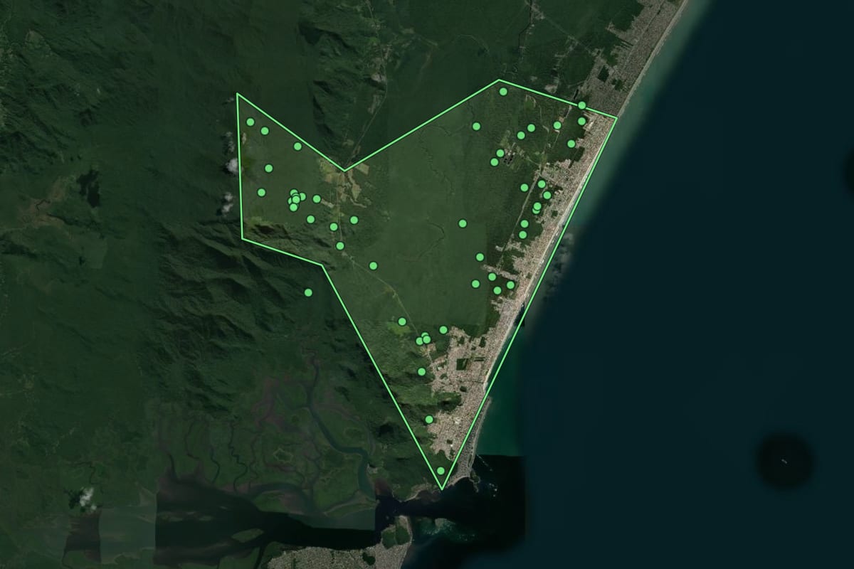 Imagem de satélite de Matinhos (PR), com o contorno do município e a posição dos imóveis desta página.