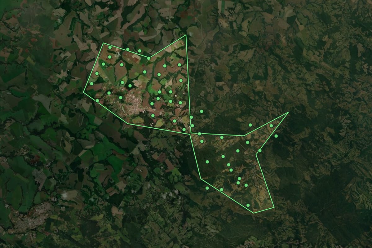 Imagem de satélite de Mauá da Serra (PR), com o contorno do município e a posição dos imóveis desta página.