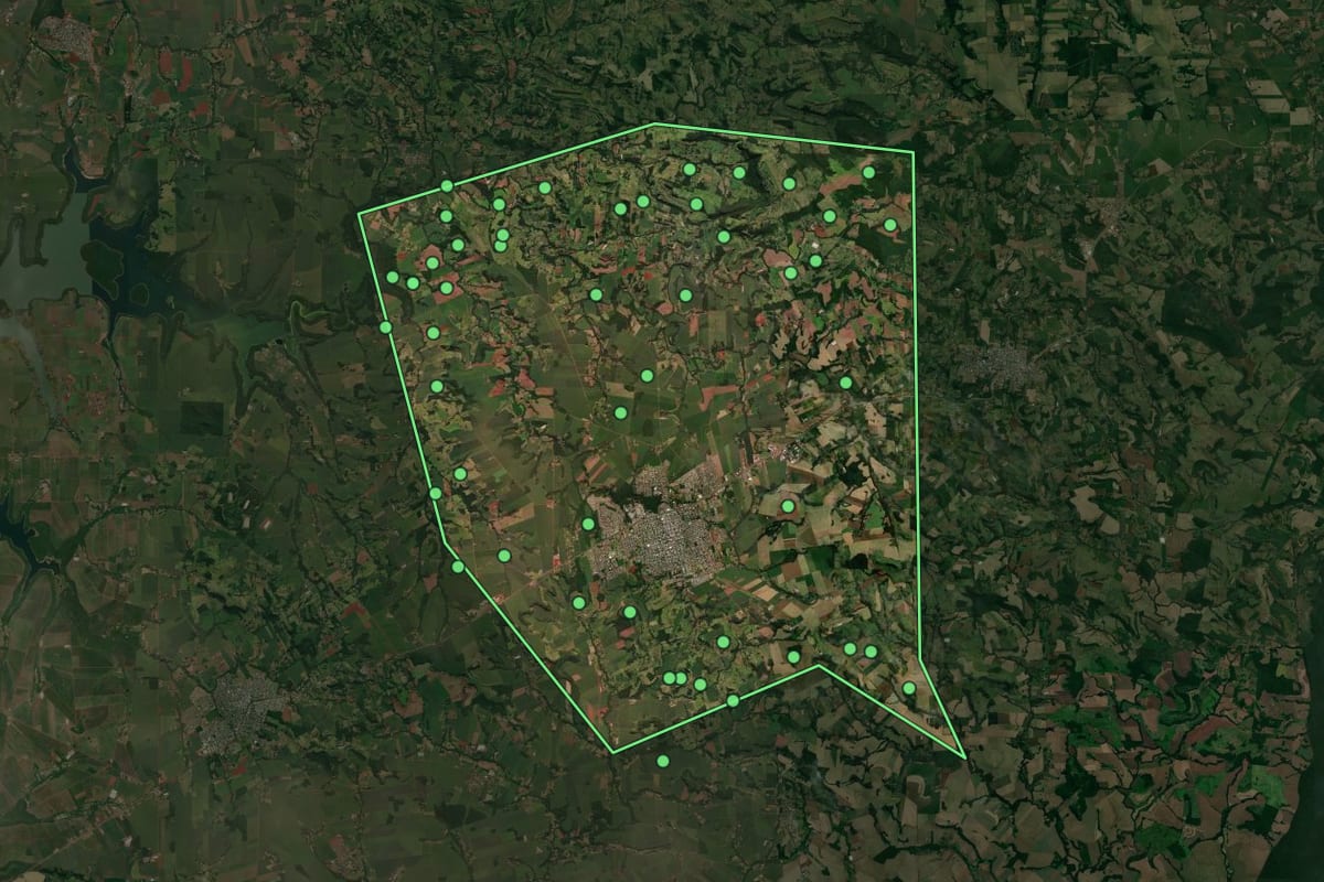 Imagem de satélite de Medianeira (PR), com o contorno do município e a posição dos imóveis desta página.