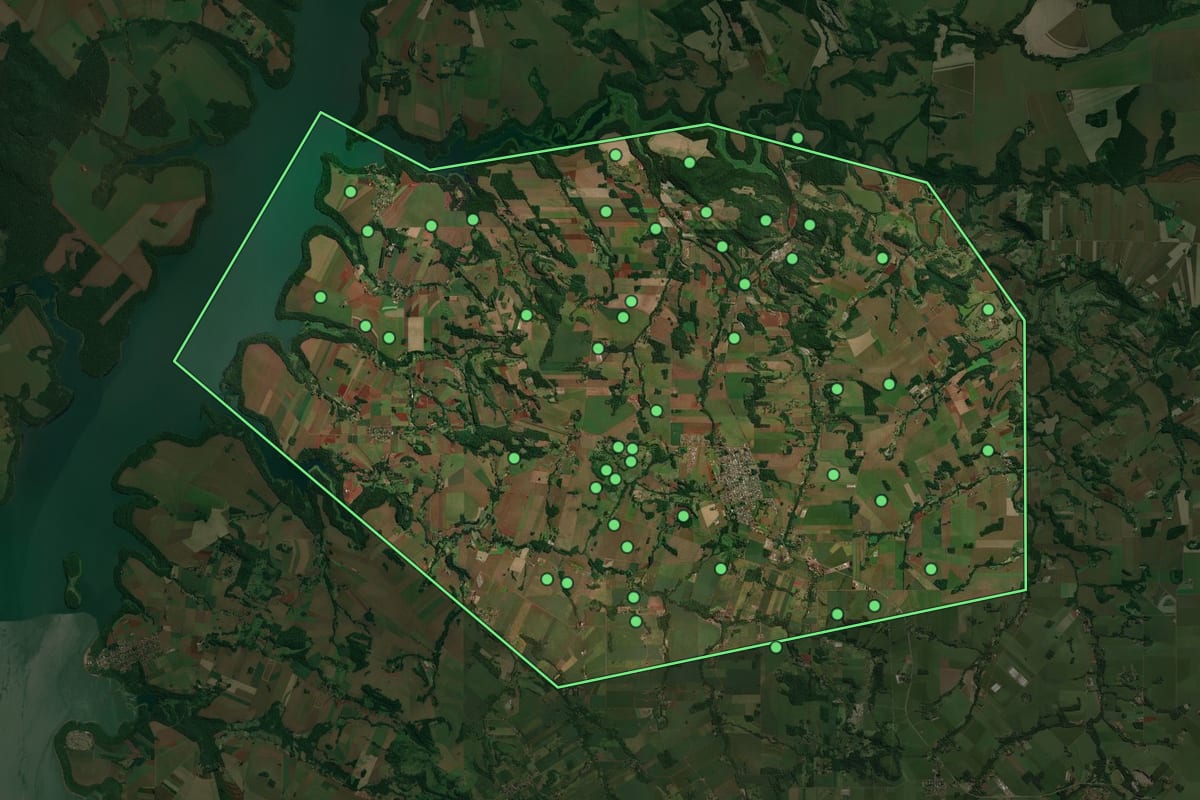 Imagem de satélite de Mercedes (PR), com o contorno do município e a posição dos imóveis desta página.