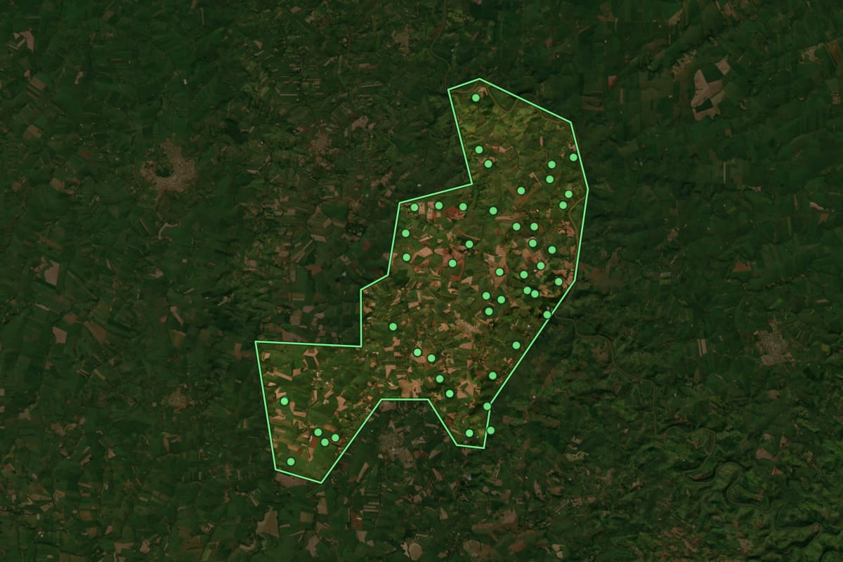 Imagem de satélite de Nova Aurora (PR), com o contorno do município e a posição dos imóveis desta página.