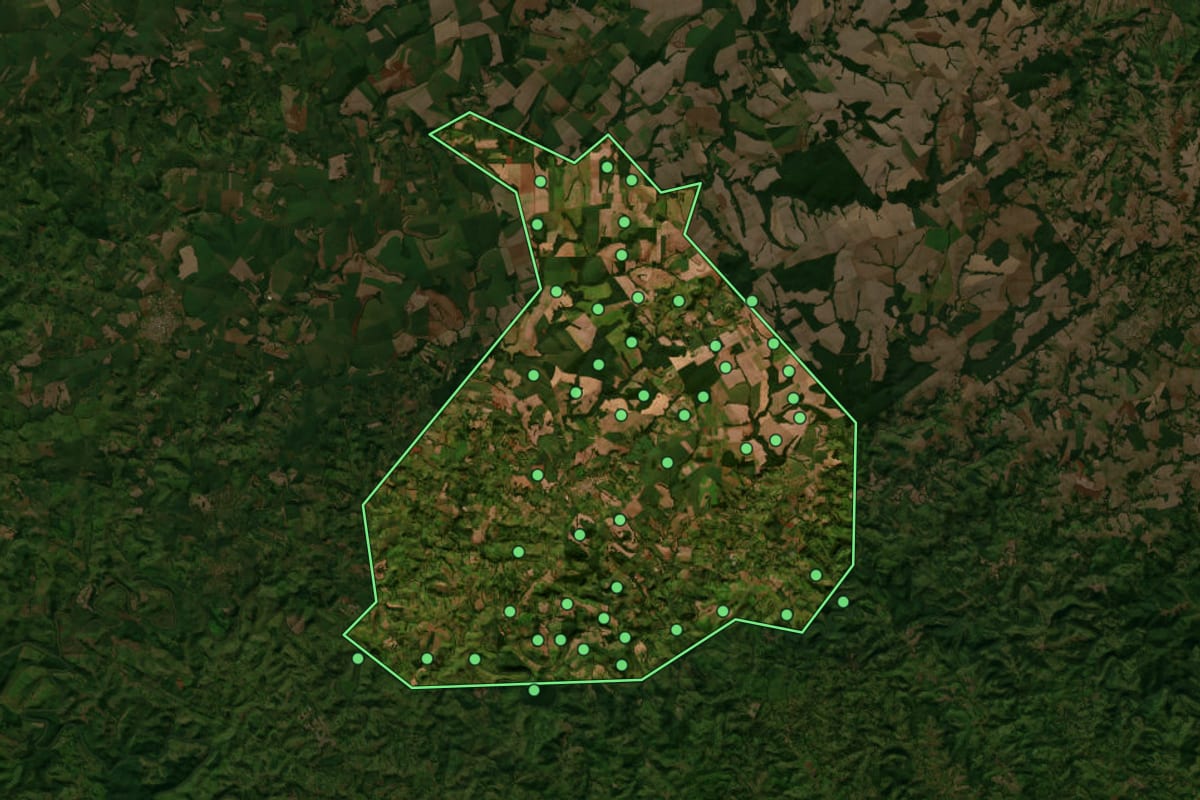Imagem de satélite de Nova Cantu (PR), com o contorno do município e a posição dos imóveis desta página.