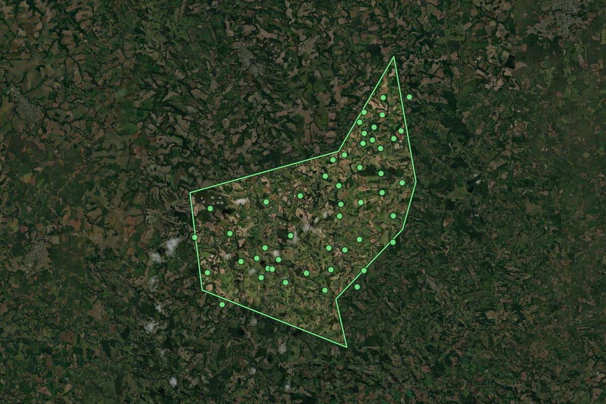 Imagem de satélite de Nova Esperança do Sudoeste (PR), com o contorno do município e a posição dos imóveis desta página.