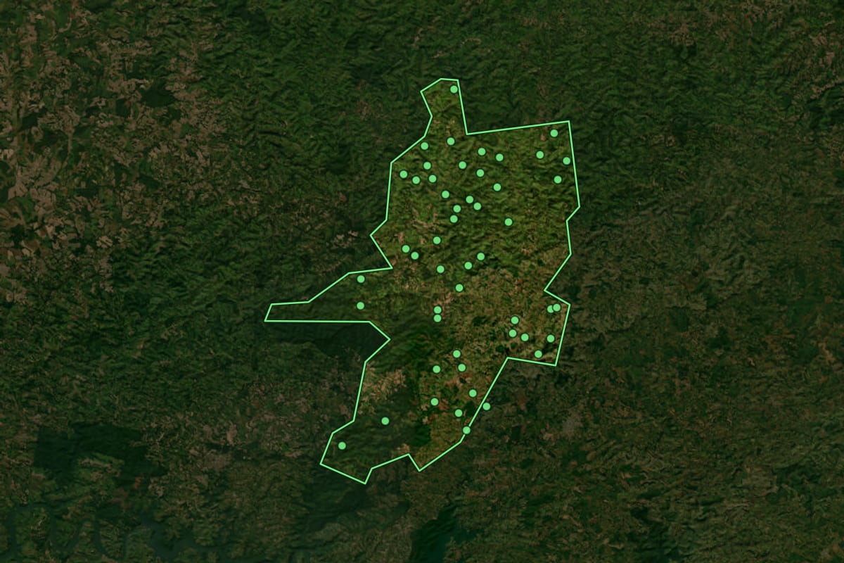 Imagem de satélite de Nova Laranjeiras (PR), com o contorno do município e a posição dos imóveis desta página.