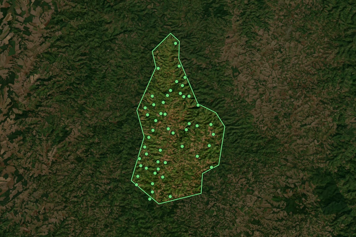 Imagem de satélite de Nova Tebas (PR), com o contorno do município e a posição dos imóveis desta página.