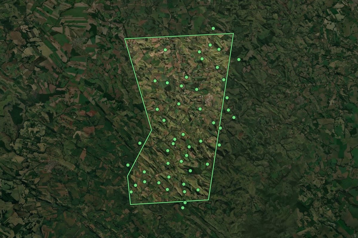 Imagem de satélite de Novo Itacolomi (PR), com o contorno do município e a posição dos imóveis desta página.