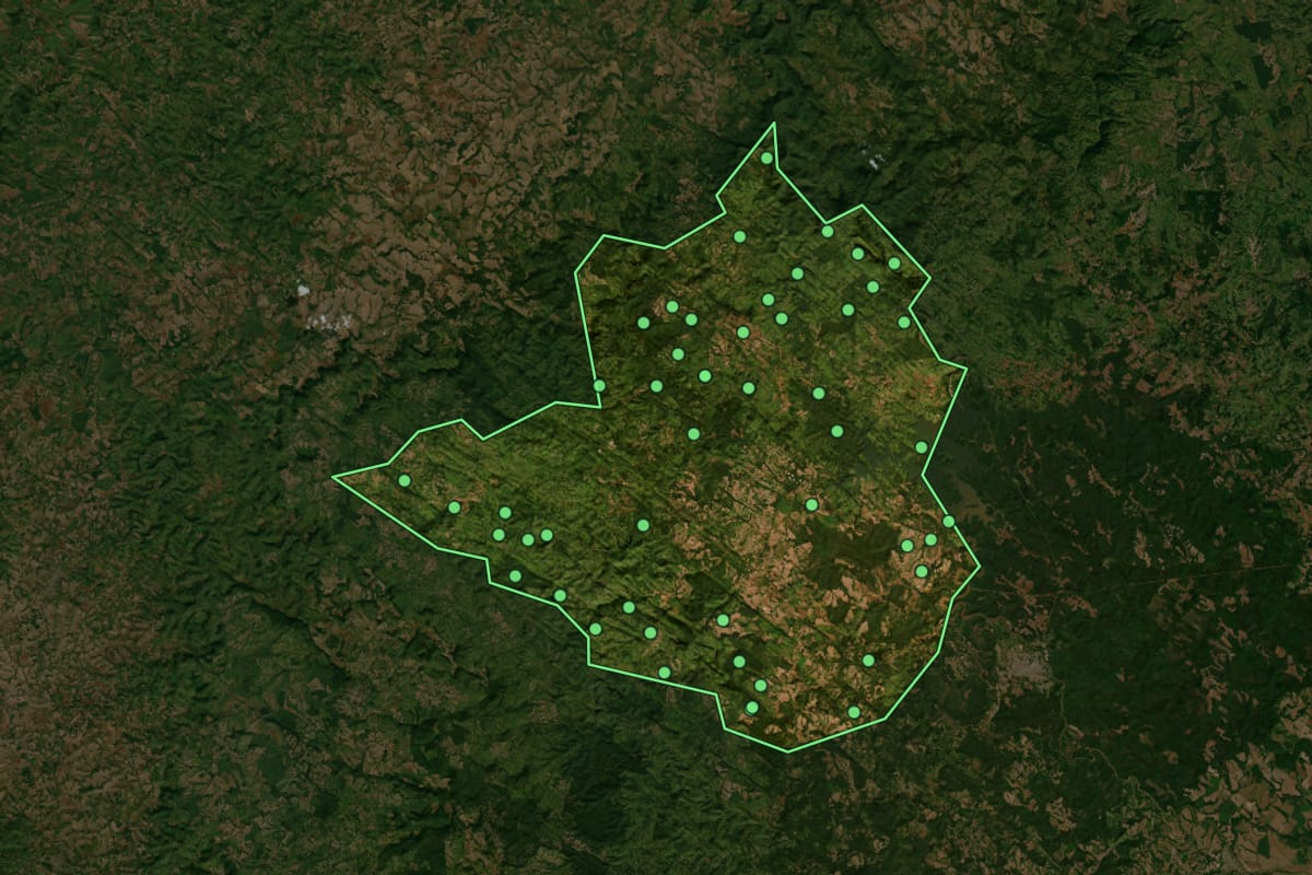 Imagem de satélite de Ortigueira (PR), com o contorno do município e a posição dos imóveis desta página.