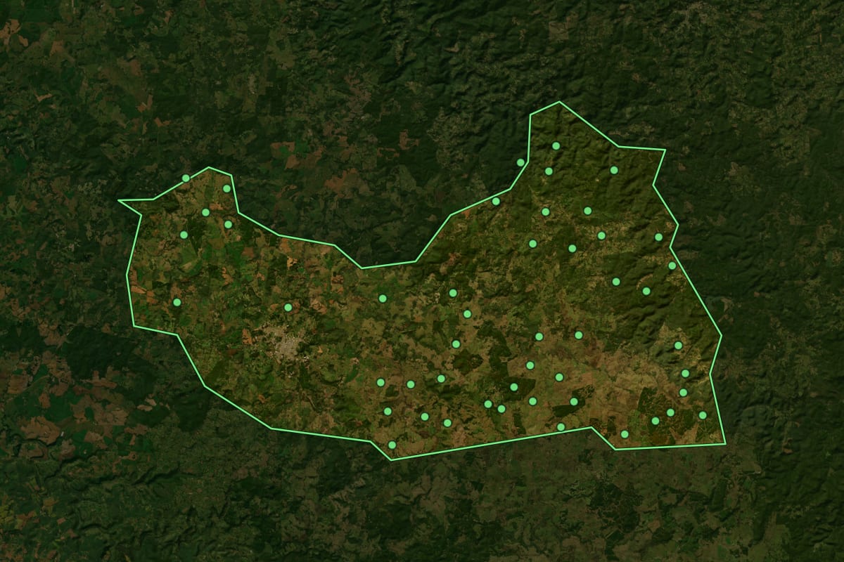Imagem de satélite de Palmas (PR), com o contorno do município e a posição dos imóveis desta página.