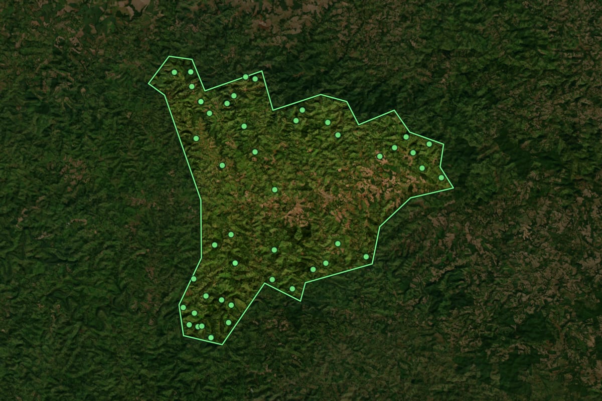 Imagem de satélite de Palmital (PR), com o contorno do município e a posição dos imóveis desta página.