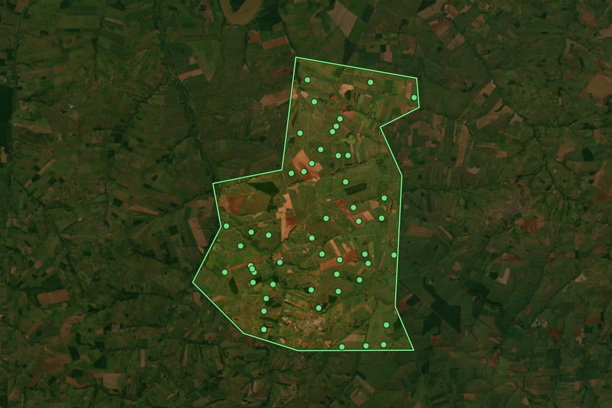 Imagem de satélite de Paranacity (PR), com o contorno do município e a posição dos imóveis desta página.