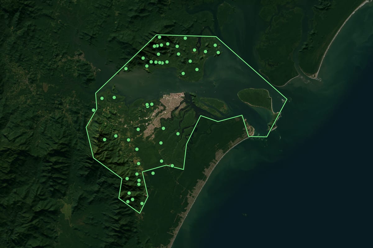 Imagem de satélite de Paranaguá (PR), com o contorno do município e a posição dos imóveis desta página.