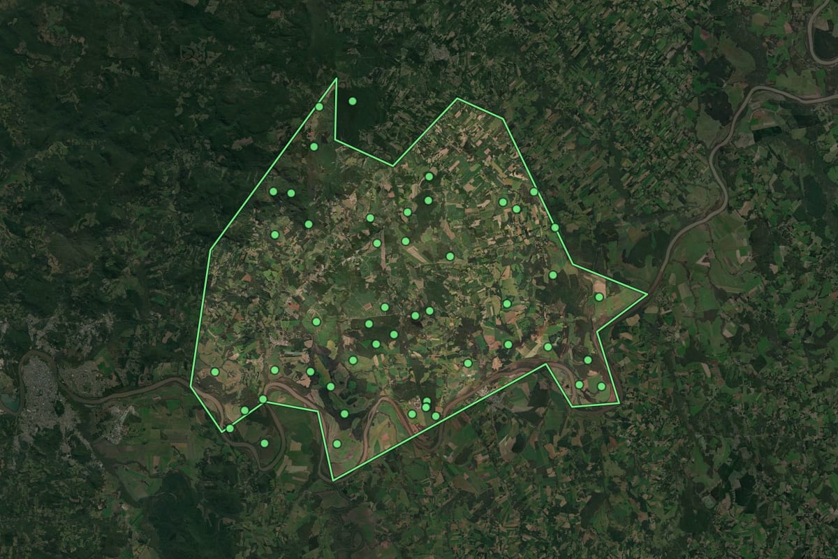 Imagem de satélite de Paula Freitas (PR), com o contorno do município e a posição dos imóveis desta página.