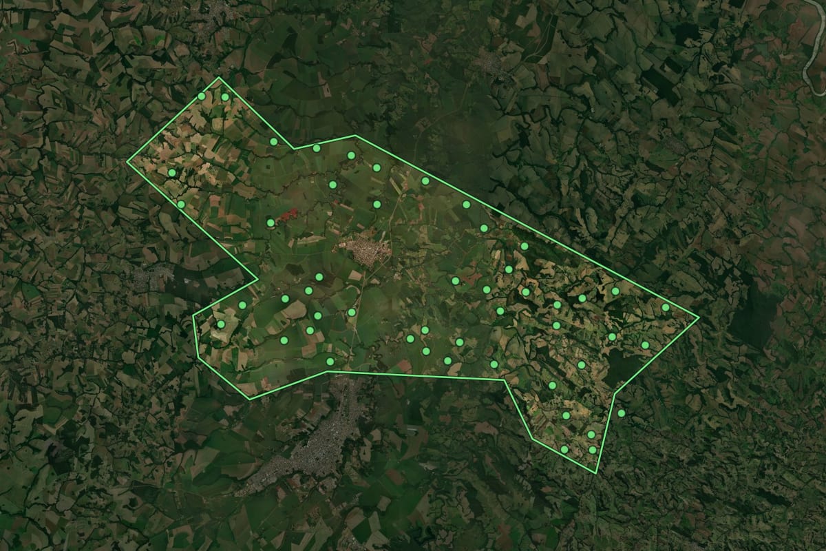 Imagem de satélite de Peabiru (PR), com o contorno do município e a posição dos imóveis desta página.