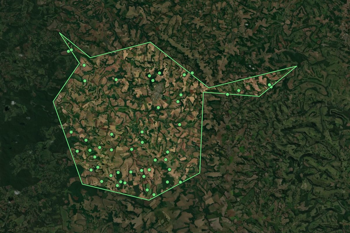 Imagem de satélite de Pérola d'Oeste (PR), com o contorno do município e a posição dos imóveis desta página.