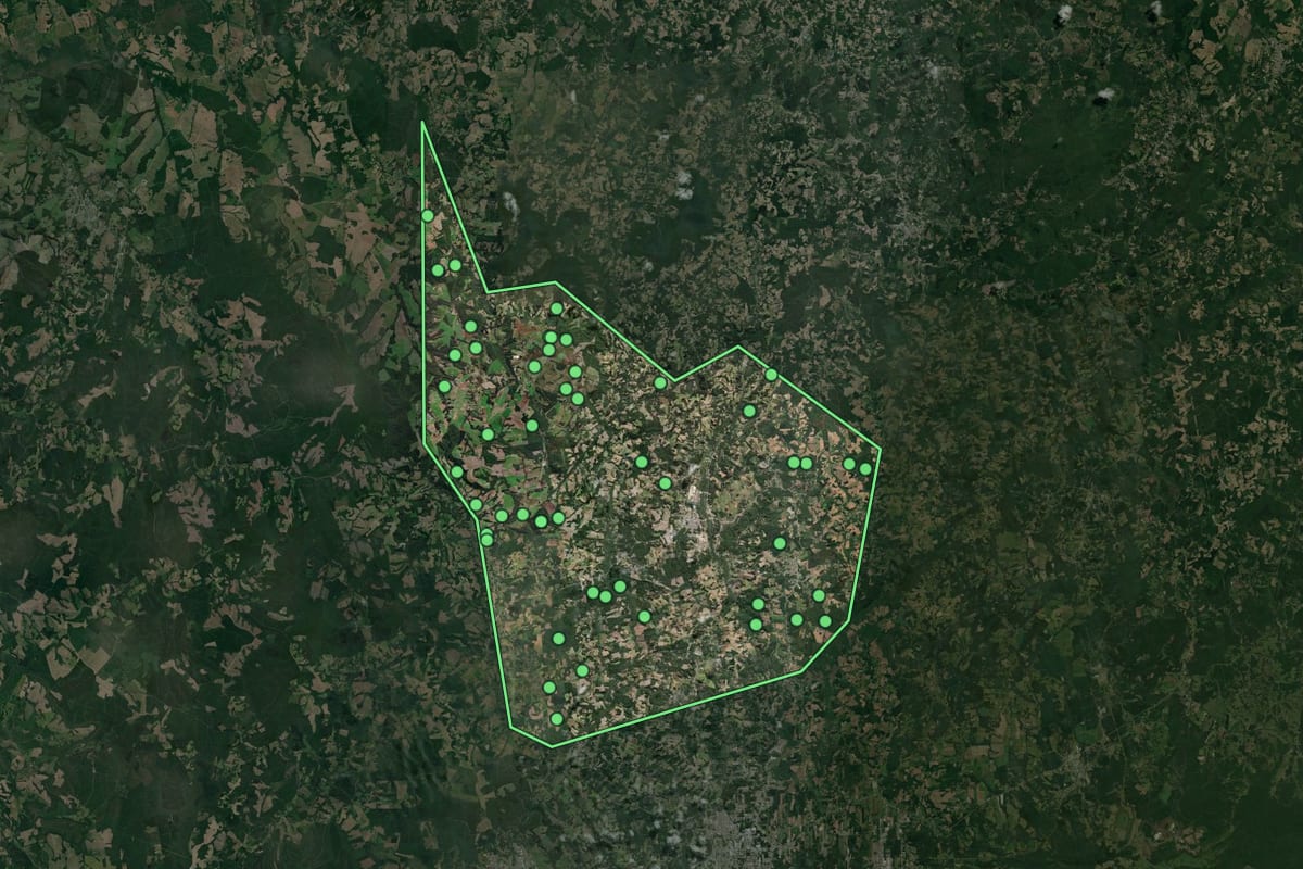 Imagem de satélite de Piên (PR), com o contorno do município e a posição dos imóveis desta página.