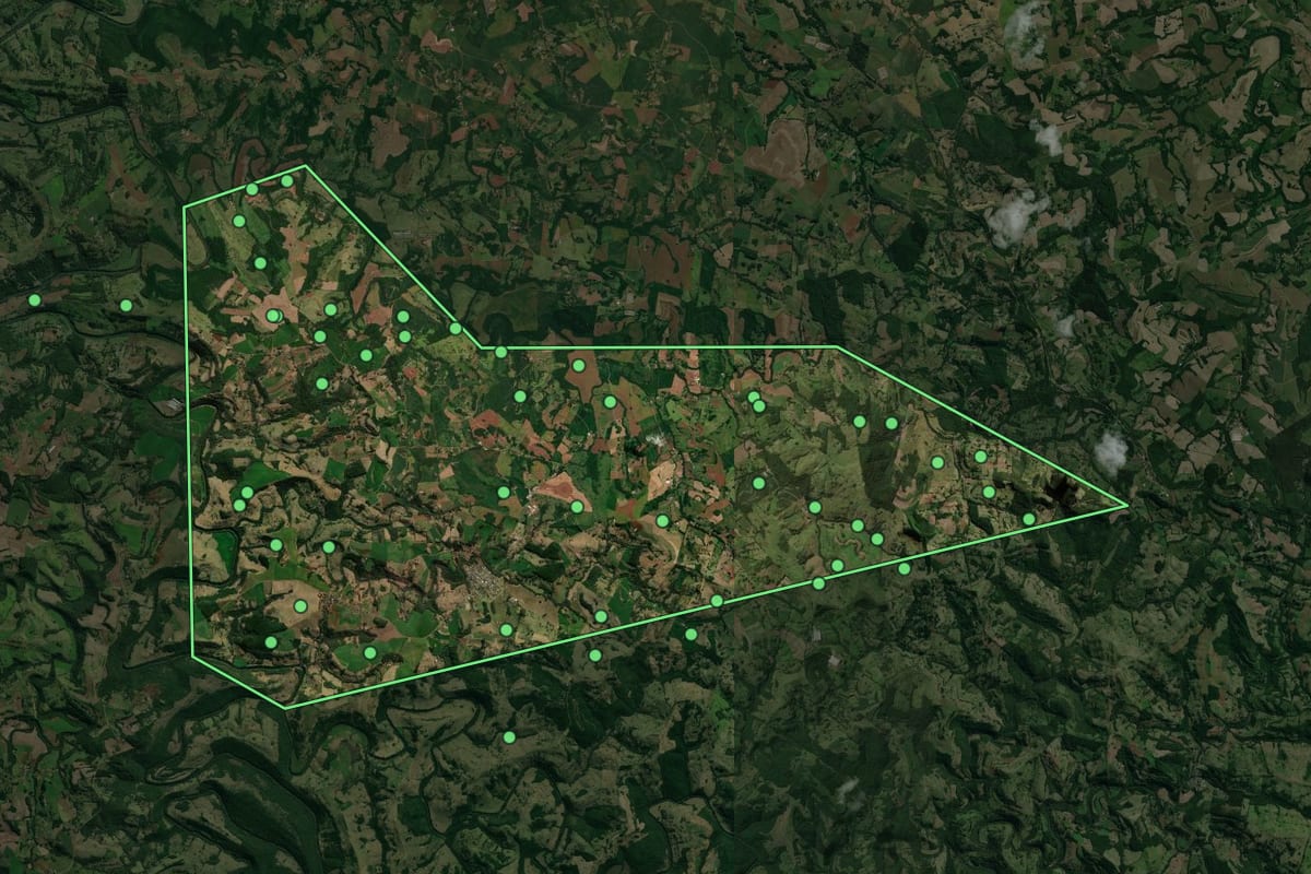 Imagem de satélite de Pinhal de São Bento (PR), com o contorno do município e a posição dos imóveis desta página.
