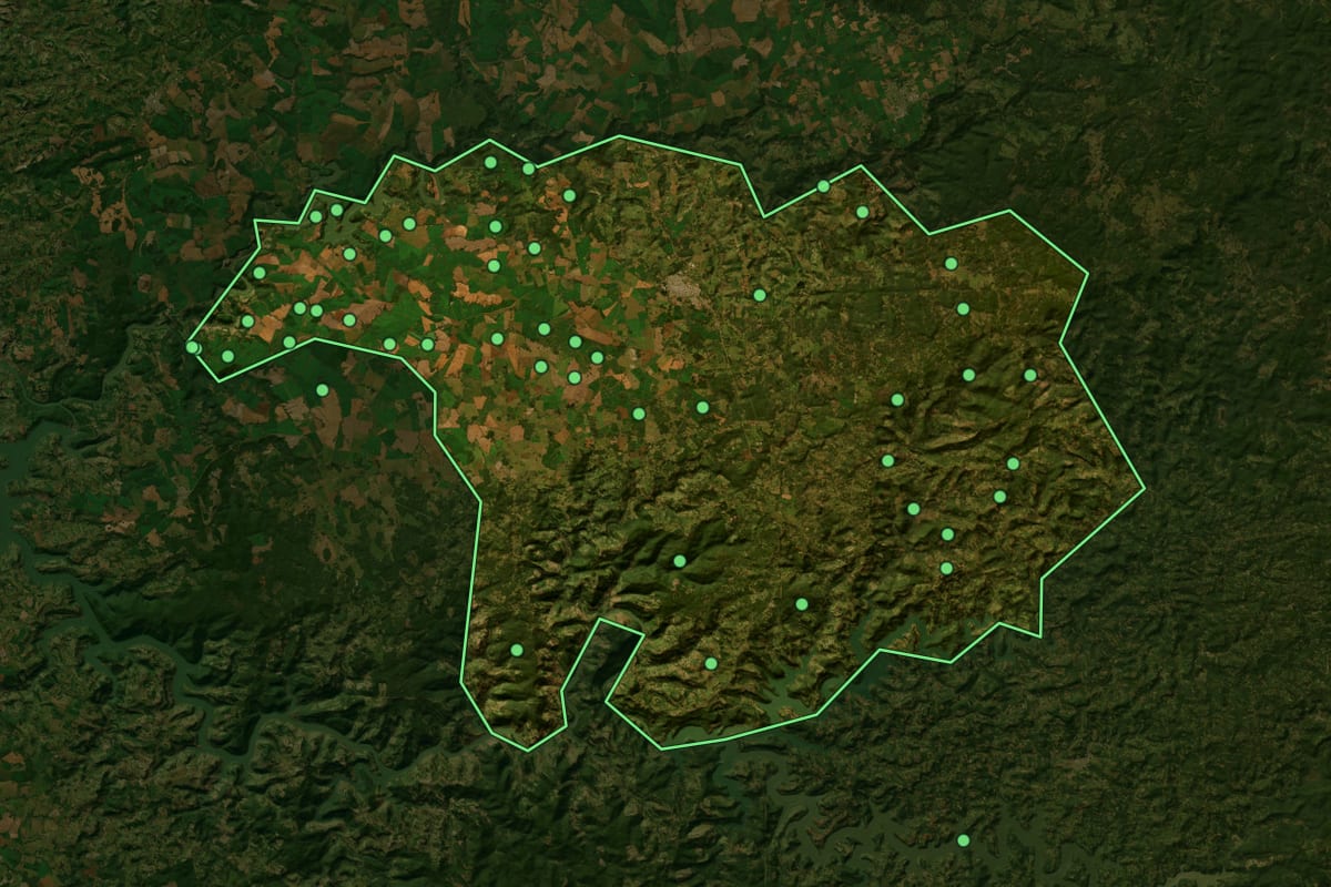 Imagem de satélite de Pinhão (PR), com o contorno do município e a posição dos imóveis desta página.