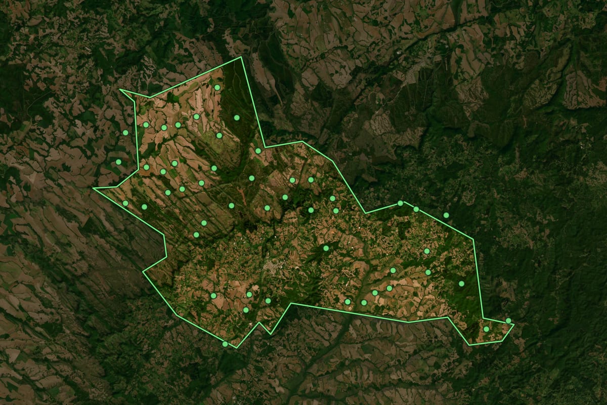 Imagem de satélite de Piraí do Sul (PR), com o contorno do município e a posição dos imóveis desta página.