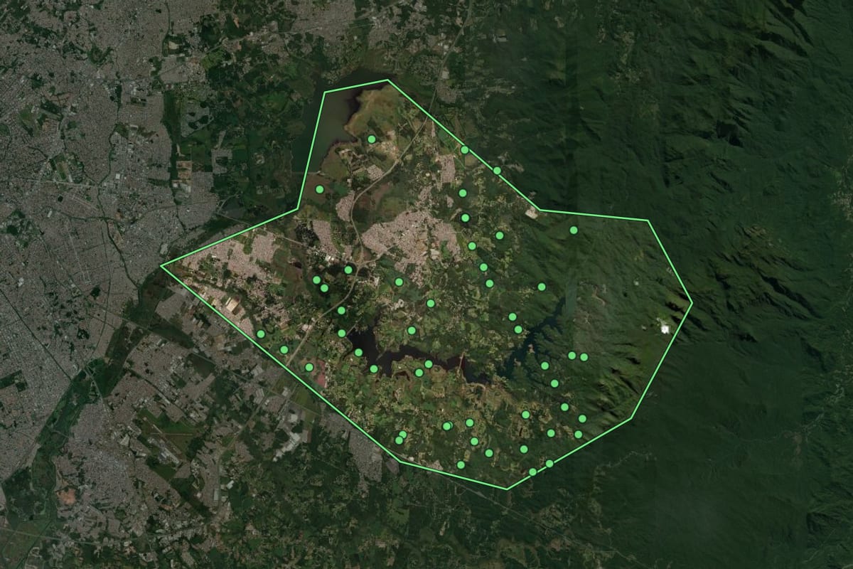 Imagem de satélite de Piraquara (PR), com o contorno do município e a posição dos imóveis desta página.