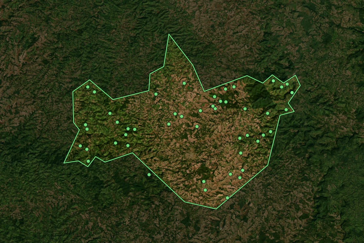 Imagem de satélite de Pitanga (PR), com o contorno do município e a posição dos imóveis desta página.