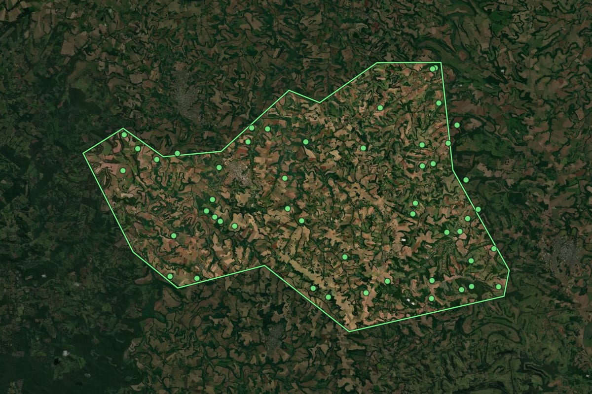 Imagem de satélite de Planalto (PR), com o contorno do município e a posição dos imóveis desta página.