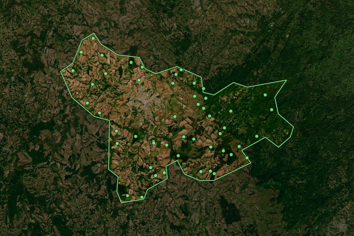 Imagem de satélite de Ponta Grossa (PR), com o contorno do município e a posição dos imóveis desta página.
