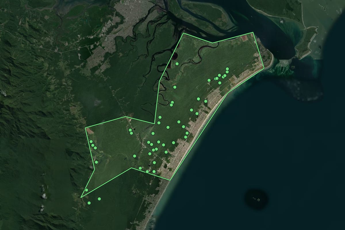 Imagem de satélite de Pontal do Paraná (PR), com o contorno do município e a posição dos imóveis desta página.