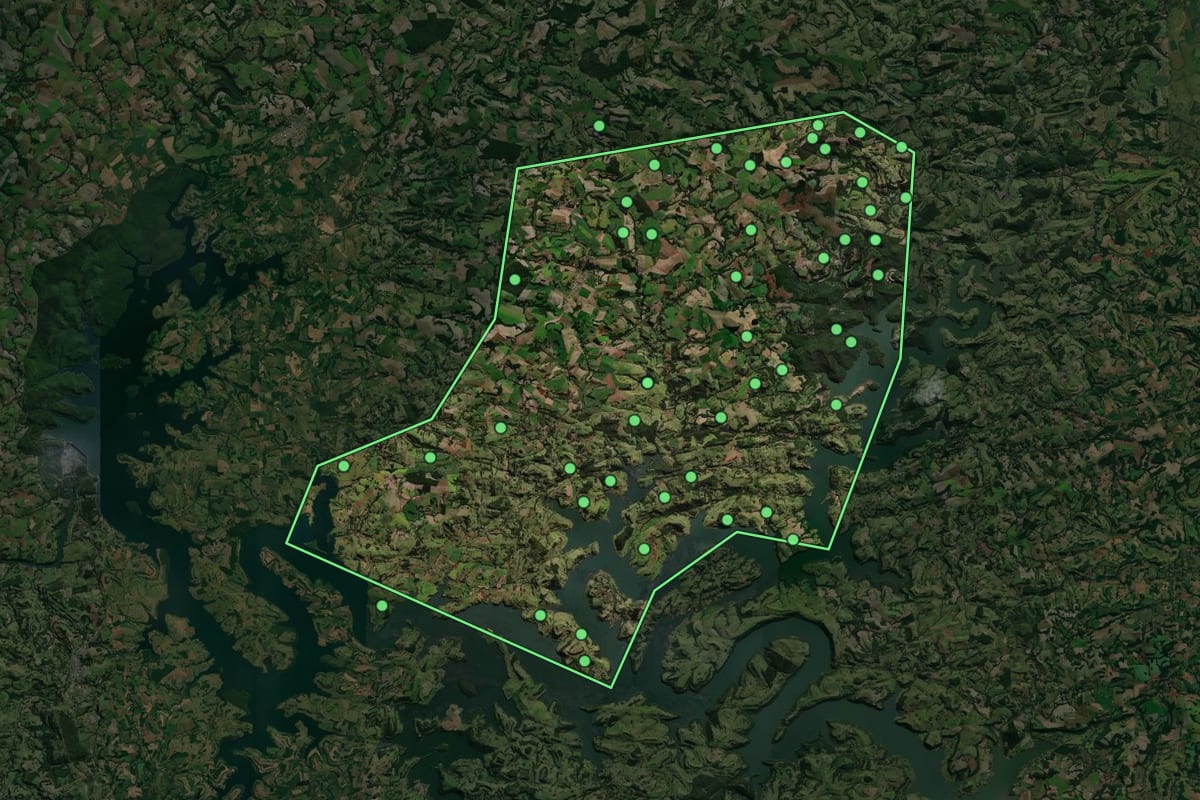Imagem de satélite de Porto Barreiro (PR), com o contorno do município e a posição dos imóveis desta página.