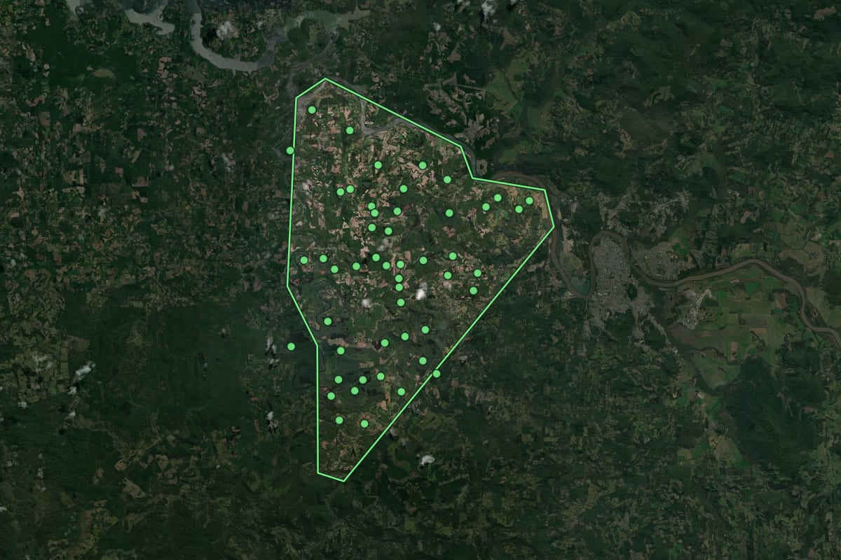 Imagem de satélite de Porto Vitória (PR), com o contorno do município e a posição dos imóveis desta página.