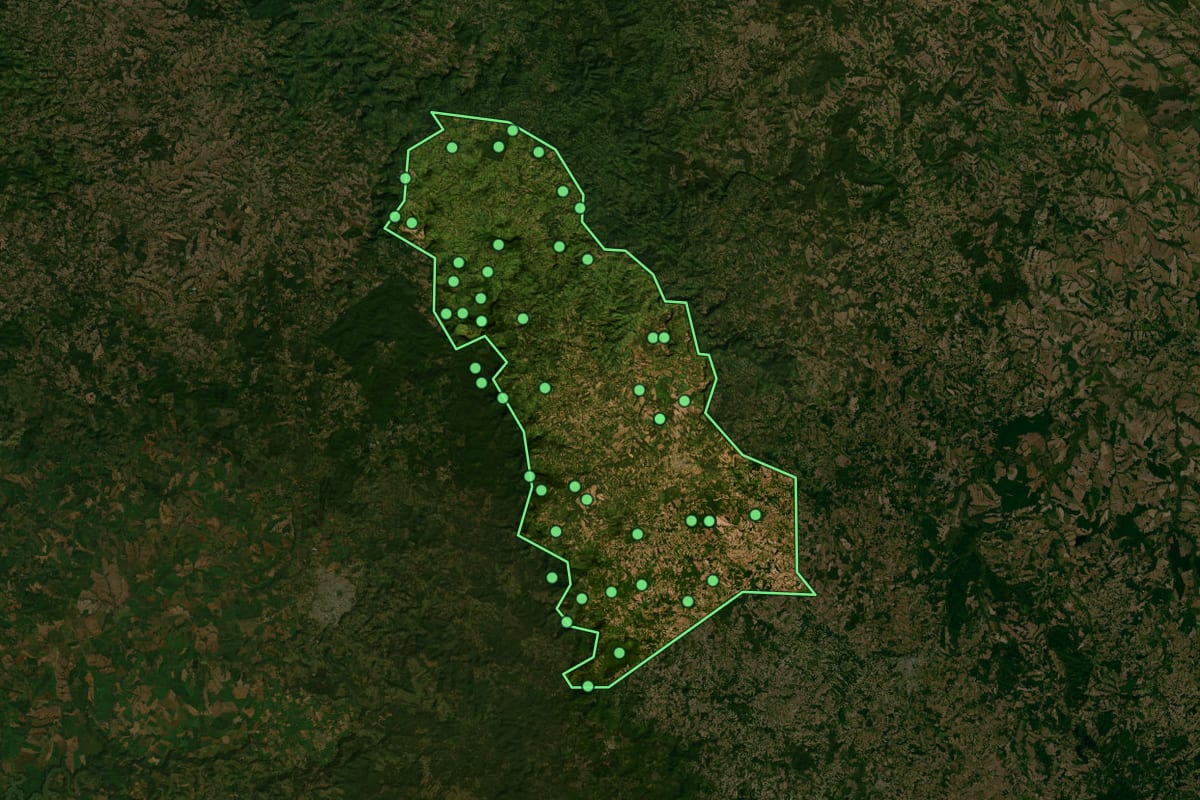 Imagem de satélite de Prudentópolis (PR), com o contorno do município e a posição dos imóveis desta página.