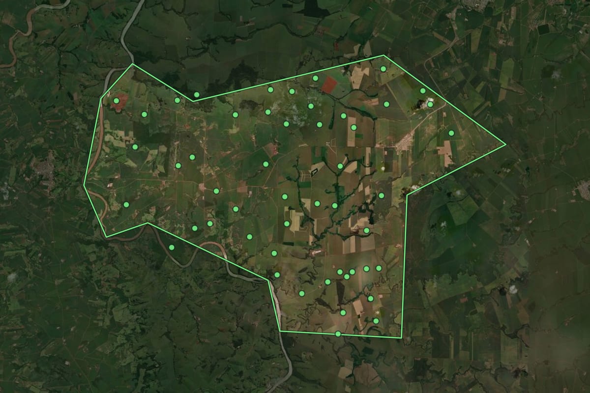 Imagem de satélite de Quarto Centenário (PR), com o contorno do município e a posição dos imóveis desta página.