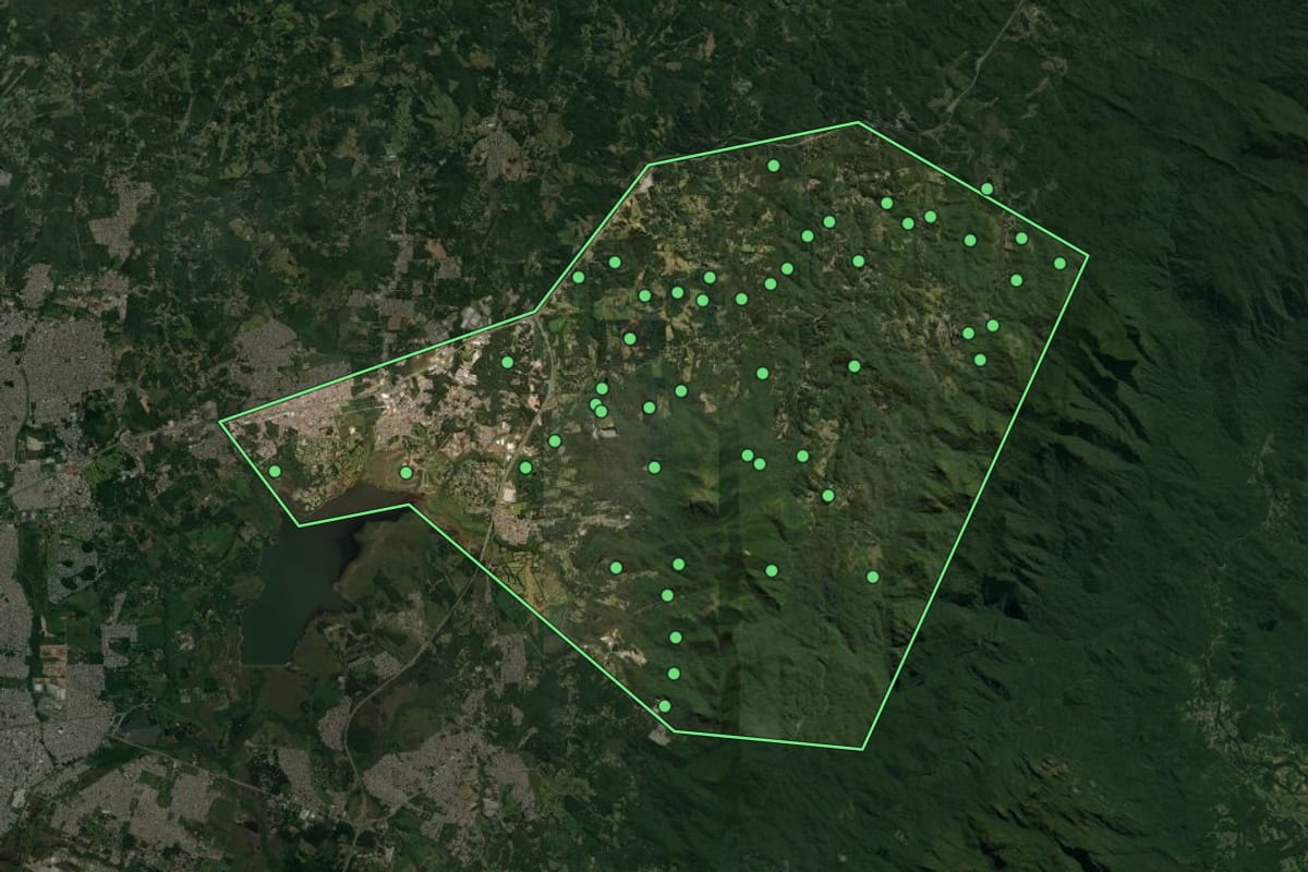 Imagem de satélite de Quatro Barras (PR), com o contorno do município e a posição dos imóveis desta página.