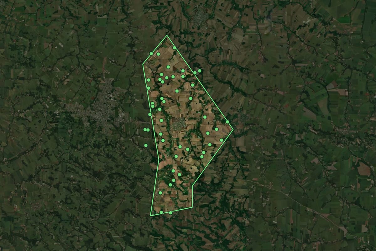 Imagem de satélite de Quatro Pontes (PR), com o contorno do município e a posição dos imóveis desta página.